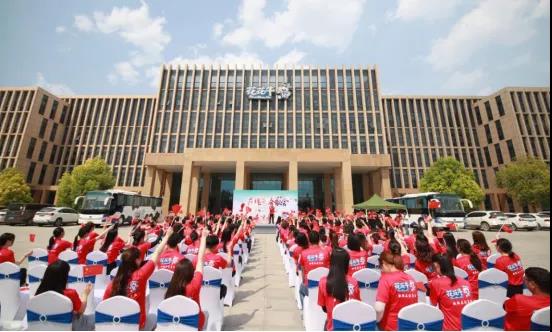 做白色的牛奶，創(chuàng)紅色的企業(yè)，花花牛乳業(yè)集團(tuán)青春歌會慶祝建黨100周年