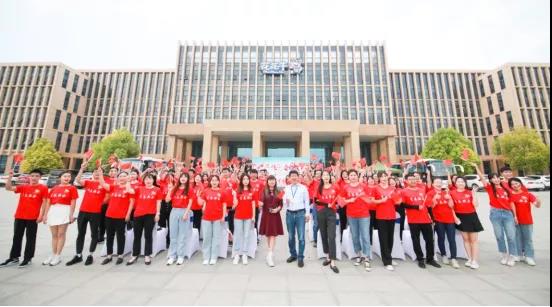 做白色的牛奶，創(chuàng)紅色的企業(yè)，花花牛乳業(yè)集團(tuán)青春歌會慶祝建黨100周年