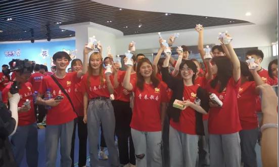 做白色的牛奶，創(chuàng)紅色的企業(yè)，花花牛乳業(yè)集團(tuán)青春歌會慶祝建黨100周年