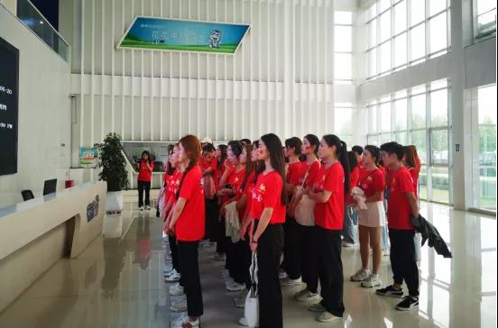 做白色的牛奶，創(chuàng)紅色的企業(yè)，花花牛乳業(yè)集團(tuán)青春歌會慶祝建黨100周年