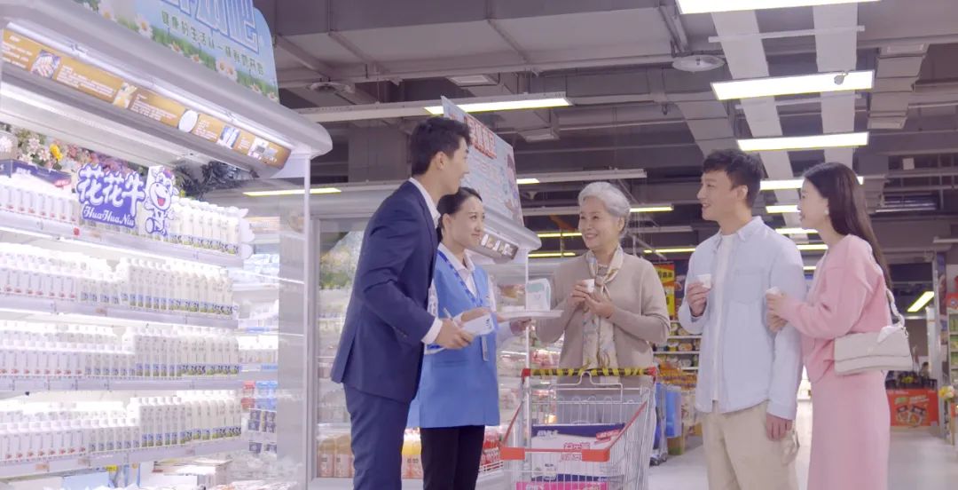 點(diǎn)贊！河南日?qǐng)?bào)要聞02版——報(bào)道花花牛乳業(yè)集團(tuán)鄭州分公司乳制品生產(chǎn)場(chǎng)景，彰顯花花牛乳業(yè)集團(tuán)發(fā)展新活力