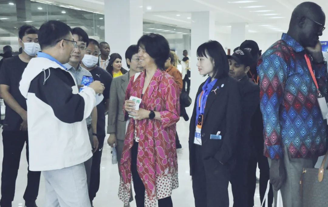 北京大學(xué)南南合作與發(fā)展學(xué)院教授、全球伙伴關(guān)系主任周詠梅一行蒞臨花花牛平輿瑞亞牧業(yè)參觀調(diào)研