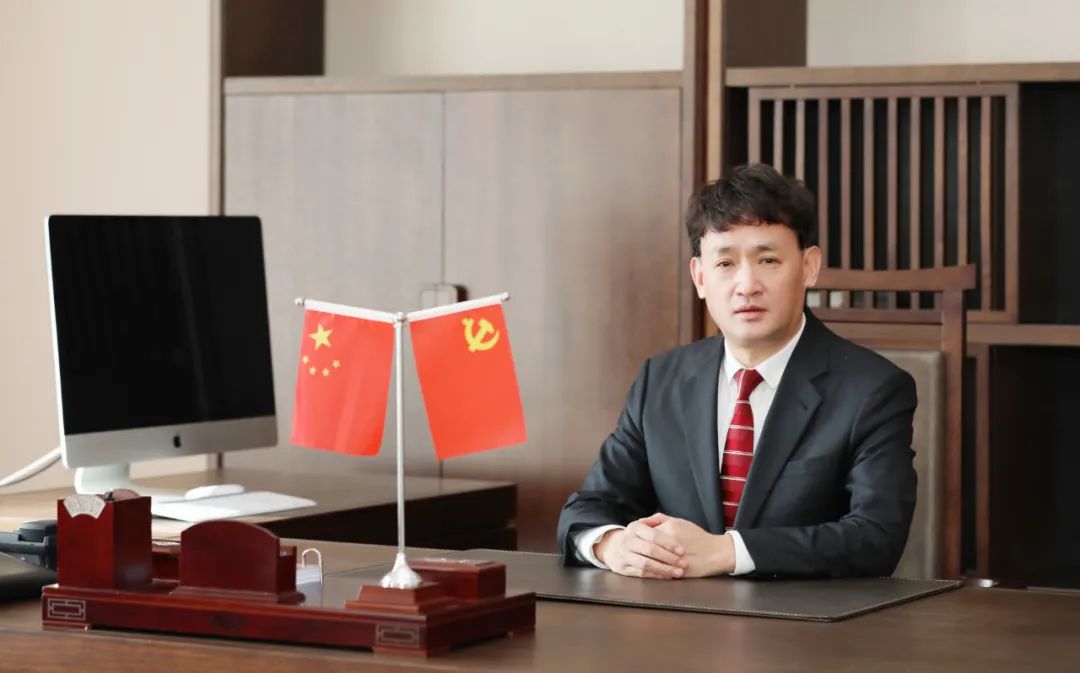 雙雙獲獎(jiǎng) 喜事連連｜ 花花牛乳業(yè)集團(tuán)榮獲“河南省知名品牌”獎(jiǎng)，董事長(zhǎng)關(guān)曉彥榮膺“2022年度品牌人物”