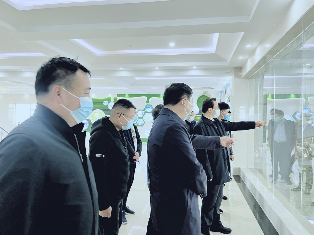 河南省人大常委會黨組書記、副主任孔昌生蒞臨花花牛魯山瑞亞牧場參觀調(diào)研