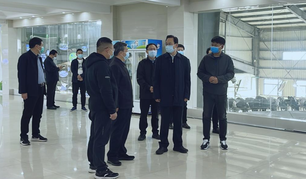 河南省人大常委會黨組書記、副主任孔昌生蒞臨花花牛魯山瑞亞牧場參觀調(diào)研