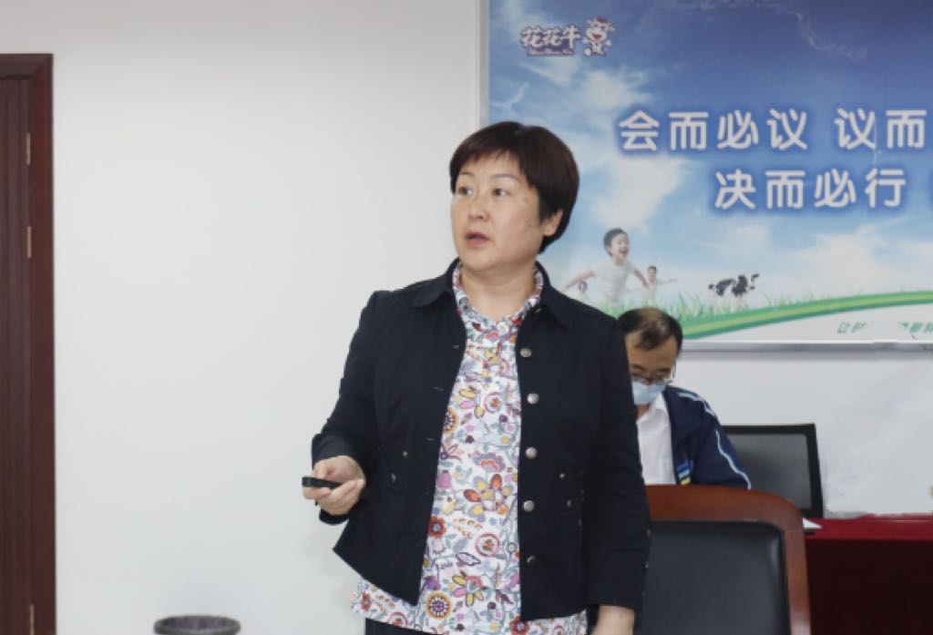 繼往開來 · 再創(chuàng)輝煌 | 花花牛乳業(yè)集團(tuán)召開9月營銷、養(yǎng)殖及飼料月度經(jīng)營工作會(huì)議