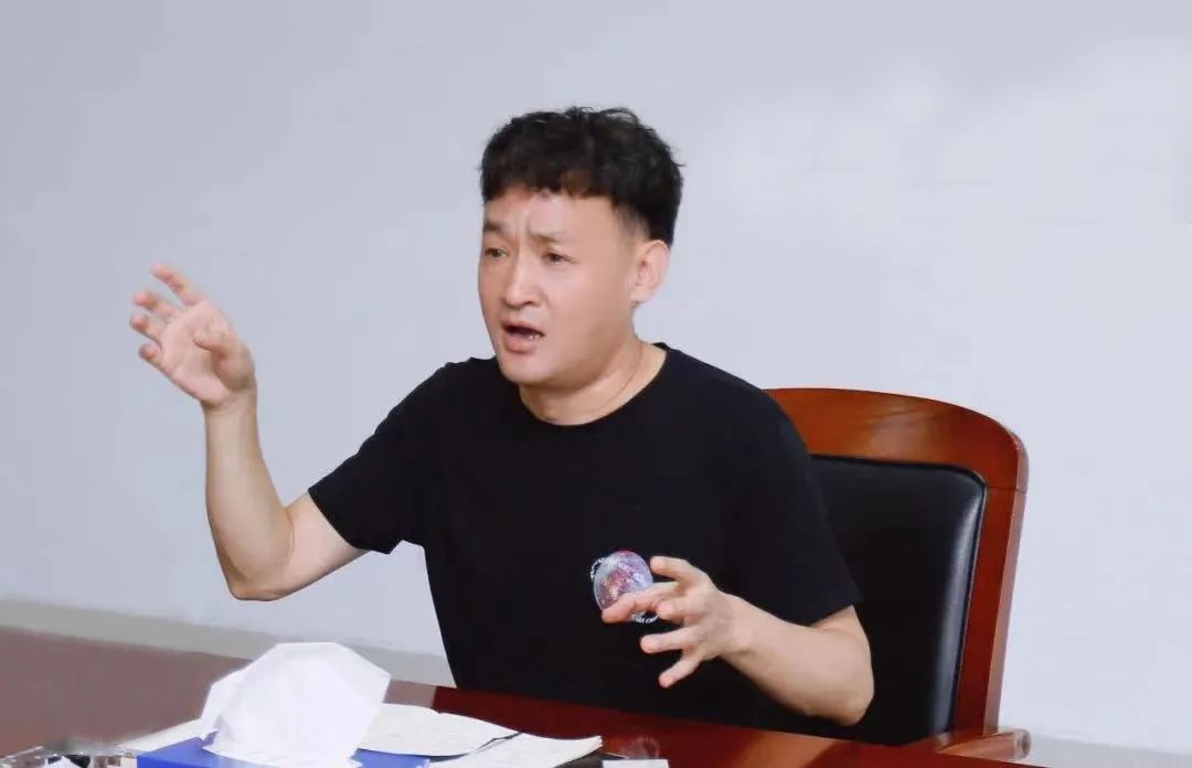 勇?lián)姑な卣齽?chuàng)新｜花花牛乳業(yè)集團召開營銷、養(yǎng)殖及飼料月度經(jīng)營工作會議