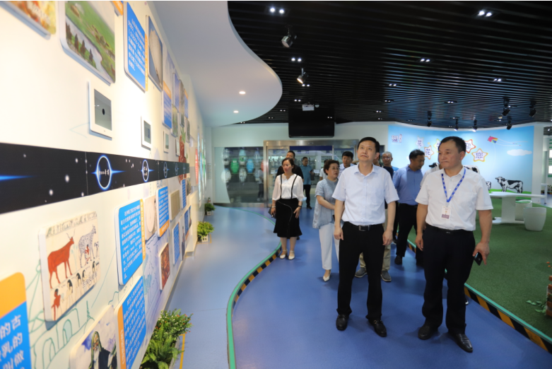 快訊|鄭州市二七區(qū)委副書記、區(qū)長(zhǎng)虎榮鑫蒞臨河南花花牛乳業(yè)集團(tuán)調(diào)研