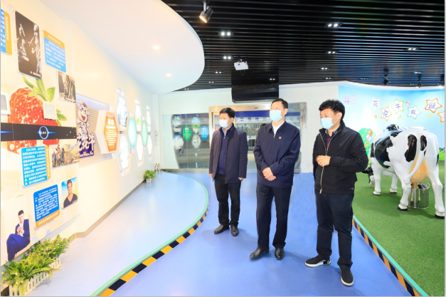 河南省委農(nóng)辦主任、農(nóng)業(yè)農(nóng)村廳廳長申延平一行調(diào)研河南花花牛乳業(yè)集團(tuán)