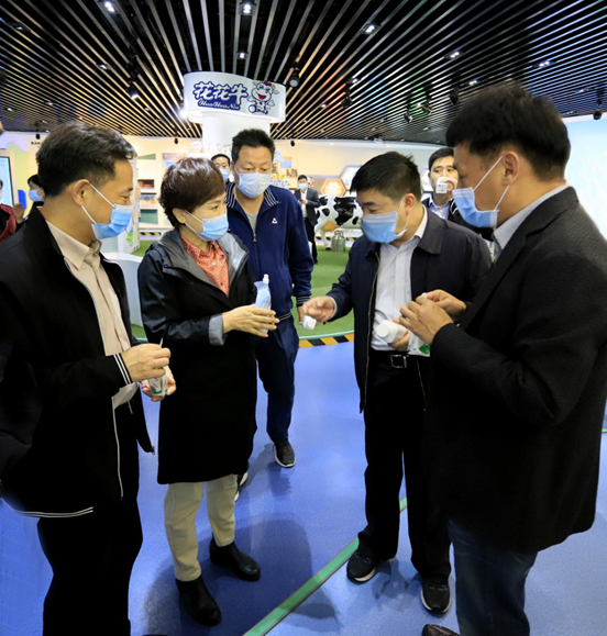 鄭州市人大副主任孫黎、市政府副市長李喜安一行 蒞臨花花牛開展“三送一強(qiáng)”活動