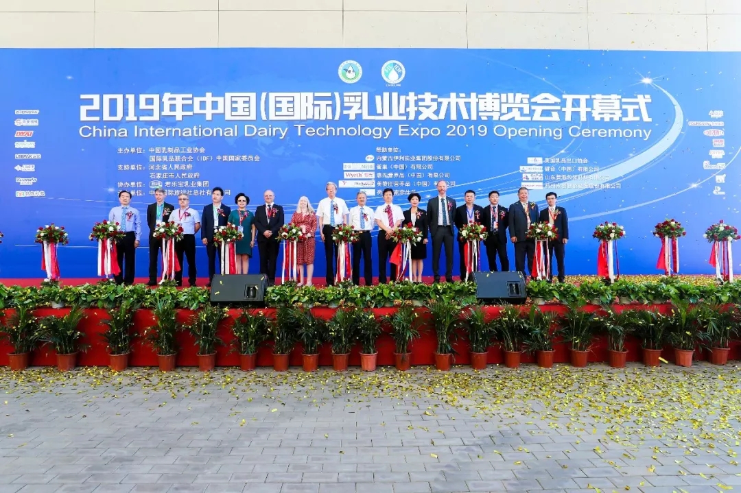 中國(guó)乳制品工業(yè)協(xié)會(huì)第二十五次年會(huì)召開(kāi)！花花?？偛枚T峰獲“振興乳業(yè)領(lǐng)軍人”榮譽(yù)稱號(hào)