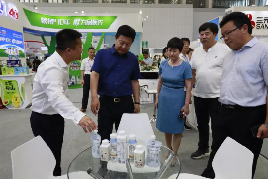 致敬祖國(guó)70華誕 |花花牛亮相第十屆中國(guó)奶業(yè)大會(huì) 致敬祖國(guó)70華誕 |花花牛亮相第十屆中國(guó)奶業(yè)大會(huì)