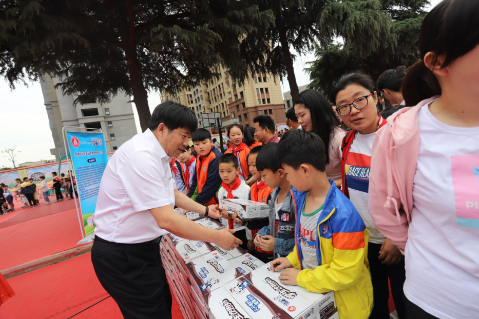 花花牛|六一關(guān)愛兒童，讓愛灑滿人間
