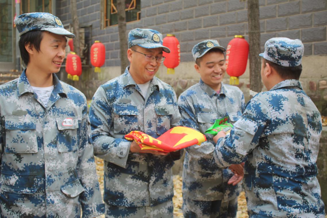 組織開展戶外拓展訓(xùn)練活動 組織開展戶外拓展訓(xùn)練活動