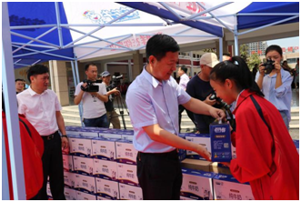 “健康中原，牛奶伴您行——花花牛乳業(yè)集團(tuán)2018中國(guó)小康牛奶行動(dòng)” 公益助學(xué)啟動(dòng)儀式隆重舉行