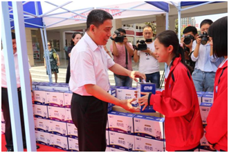 “健康中原，牛奶伴您行——花花牛乳業(yè)集團(tuán)2018中國(guó)小康牛奶行動(dòng)” 公益助學(xué)啟動(dòng)儀式隆重舉行