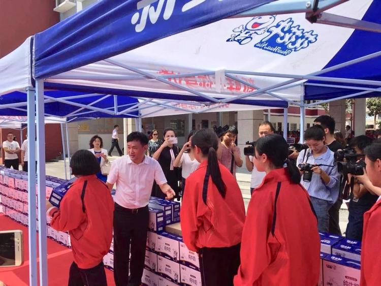 “健康中原，牛奶伴您行——花花牛乳業(yè)集團(tuán)2018中國(guó)小康牛奶行動(dòng)” 公益助學(xué)啟動(dòng)儀式隆重舉行