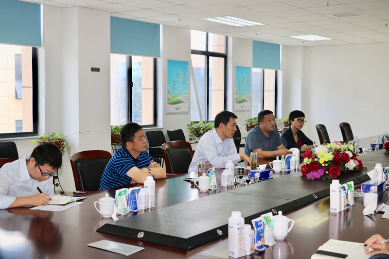 二七區(qū)張超副區(qū)長蒞臨花花牛公司 調(diào)研指導(dǎo)工作 二七區(qū)張超副區(qū)長蒞臨花花牛公司 調(diào)研指導(dǎo)工作