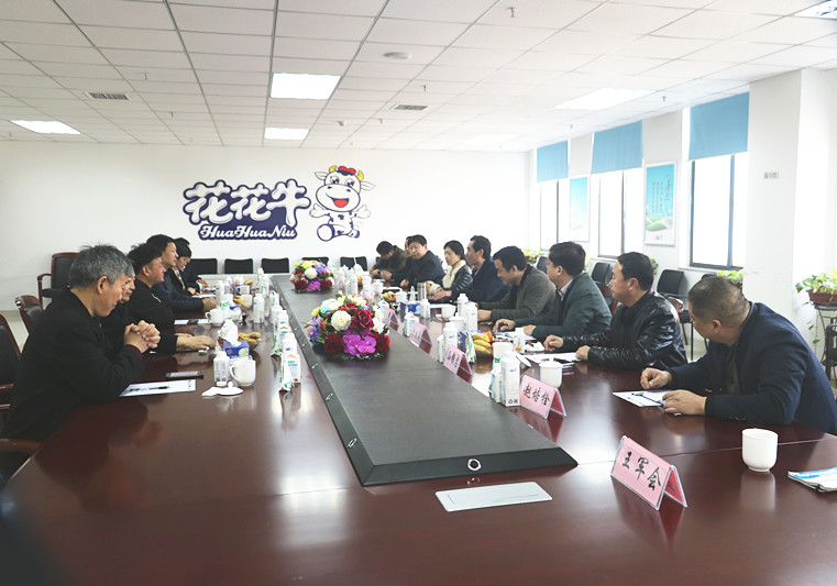 封丘縣縣長王獻(xiàn)臣一行蒞臨 花花牛集團(tuán)養(yǎng)殖、乳品事業(yè)部參觀調(diào)研