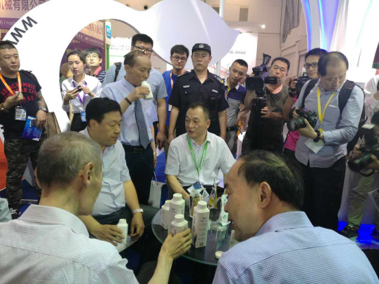 花花牛牛氣沖天！農(nóng)業(yè)部長品嘗“領暢”點贊，又獲國際奶業(yè)平臺青睞