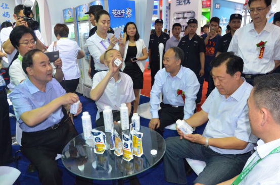 花花牛牛氣沖天！農(nóng)業(yè)部長品嘗“領暢”點贊，又獲國際奶業(yè)平臺青睞