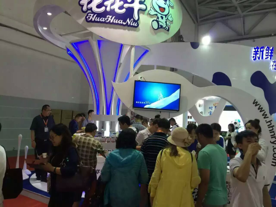 花花牛牛氣沖天！農(nóng)業(yè)部長品嘗“領暢”點贊，又獲國際奶業(yè)平臺青睞