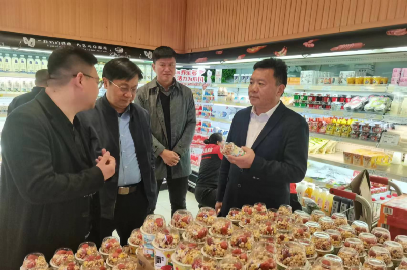 走訪調(diào)研拓市場(chǎng) 凝心聚力謀發(fā)展--花花牛乳業(yè)集團(tuán)黨委書(shū)記、董事長(zhǎng)唐洪峰一行走訪銷售終端