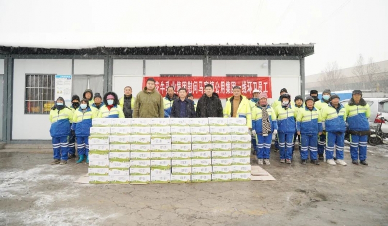 慰問一線環(huán)衛(wèi)工，禮贈新鮮花花牛