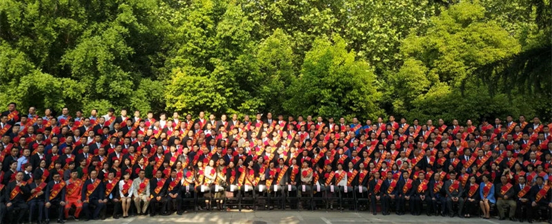 河南花花牛乳業(yè)集團(tuán)股份有限公司阮曉琦、王曉龍榮獲“鄭州市勞動(dòng)模范”榮譽(yù)稱號