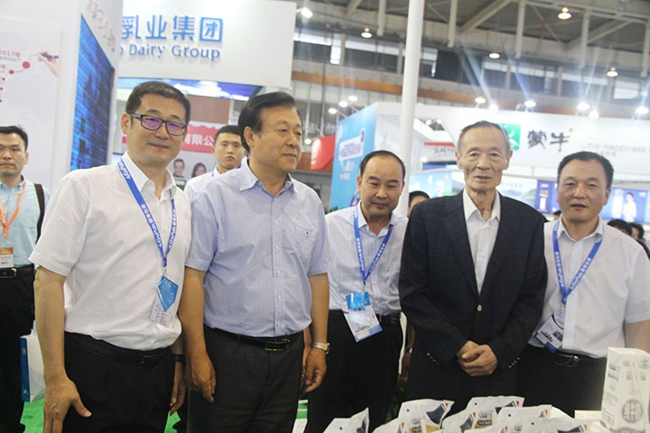 花花牛亮相第八屆中國奶業(yè)大會，又獲農業(yè)部長一聲贊！