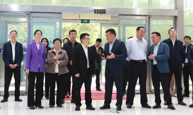 河南省人民政府副秘書長(zhǎng)盧東林陪同四川省巴中市委書記鮮榮成一行蒞臨河南花花牛乳業(yè)集團(tuán)參觀調(diào)研